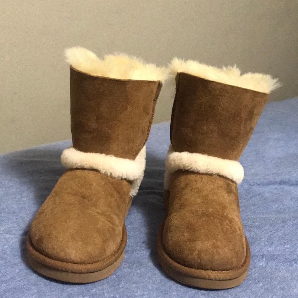 Tan girls ugg boots